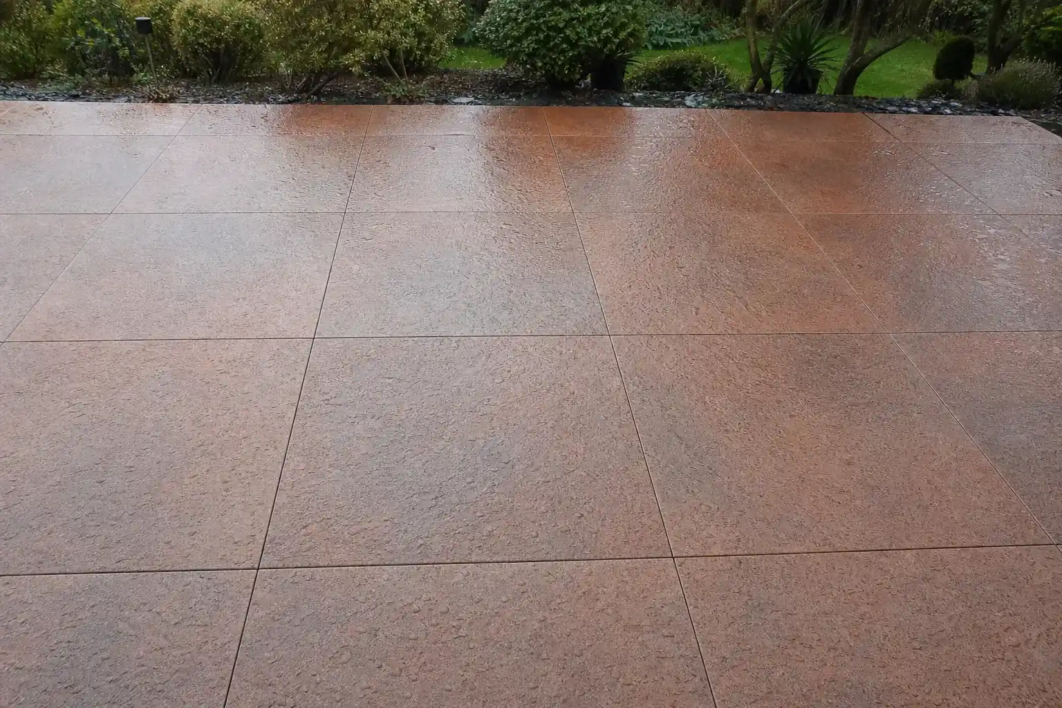 Terrasse extérieure carrelée, carreau dense antidérapant, ciel couvert atlantique